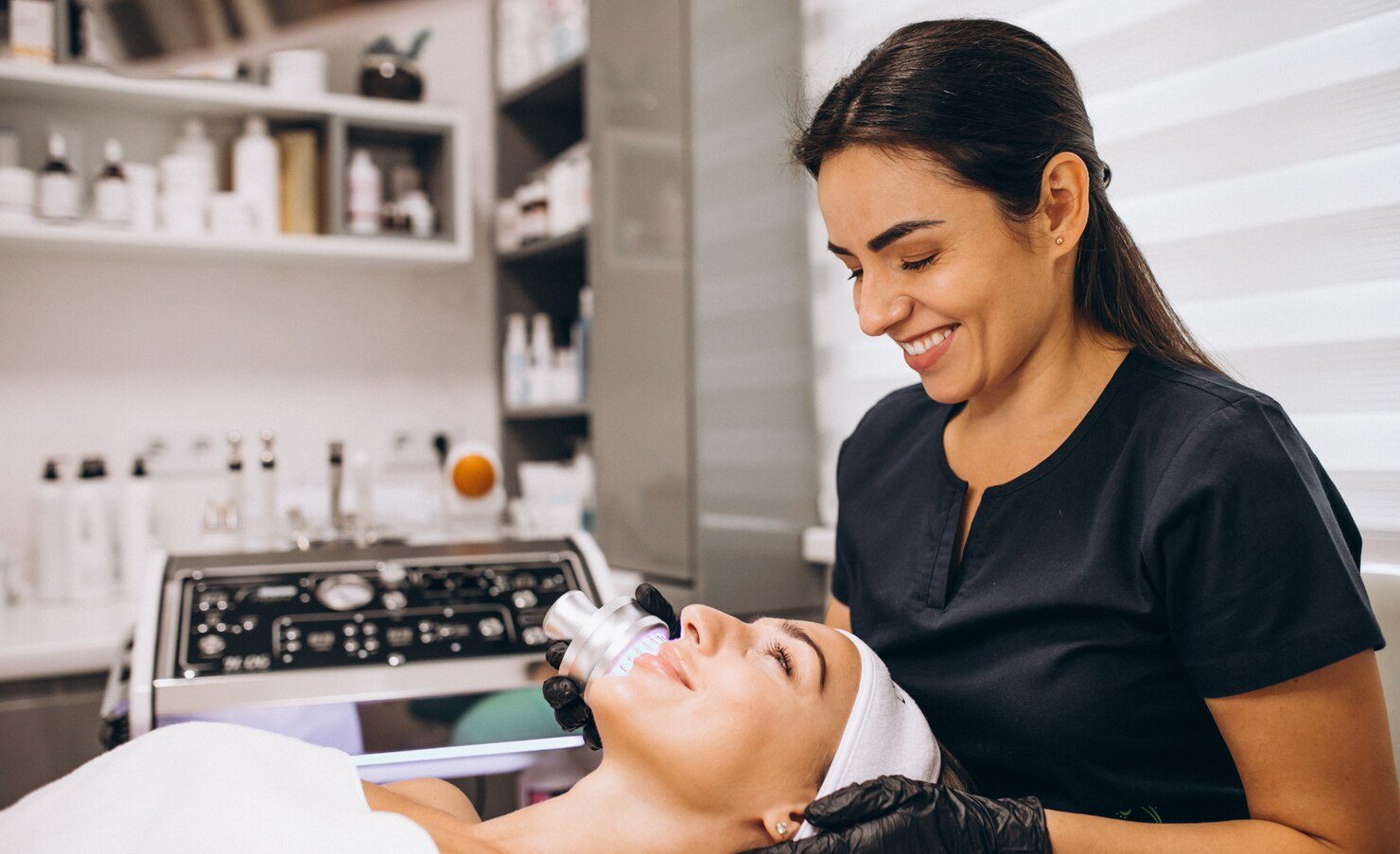 mujer haciendo procedimientos belleza salon belleza 1303 16730 e1757360997203